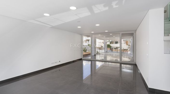 Image No.2-4 Bed Villa for sale