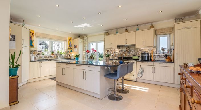 Image No.11-6 Bed Villa for sale