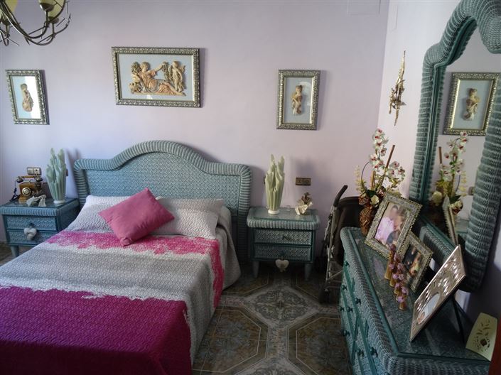 Image No.16-5 Bed Townhouse for sale