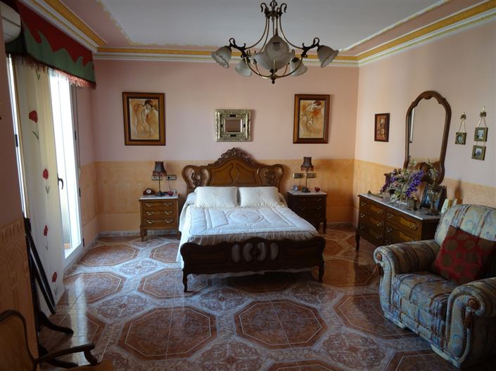 Image No.30-5 Bed Townhouse for sale