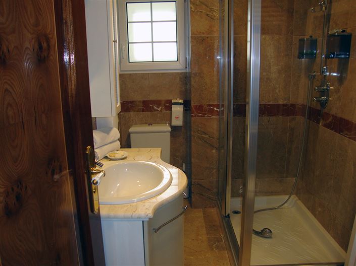 Image No.18-9 Bed Country House for sale