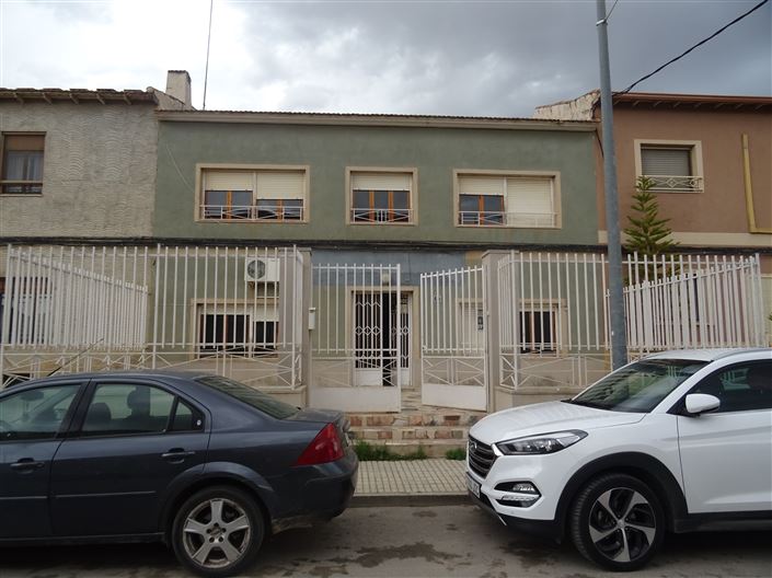 Image No.1-7 Bed Townhouse for sale