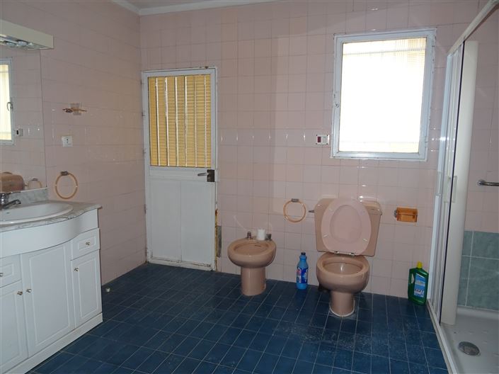 Image No.10-7 Bed Townhouse for sale