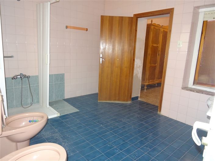 Image No.11-7 Bed Townhouse for sale