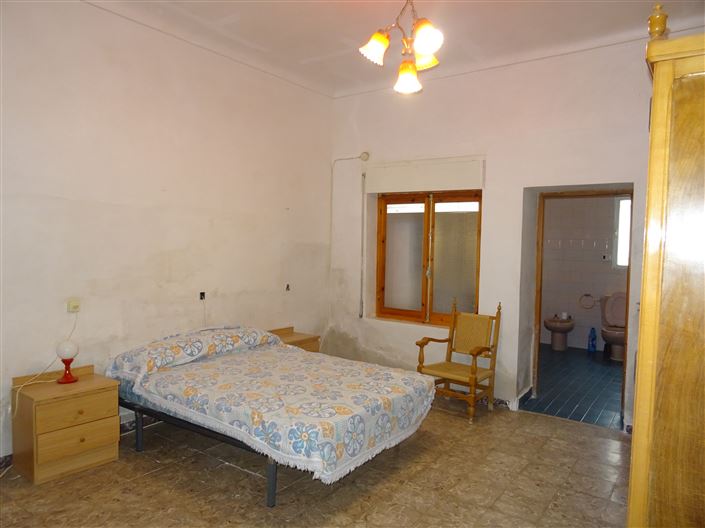 Image No.8-7 Bed Townhouse for sale