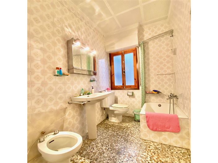 Image No.14-5 Bed Townhouse for sale