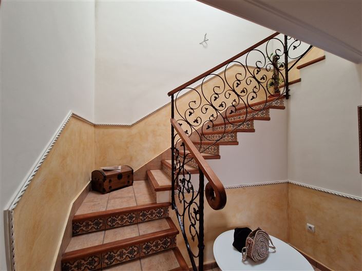 Image No.18-5 Bed Townhouse for sale