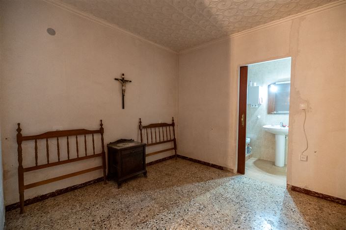 Image No.14-6 Bed Townhouse for sale