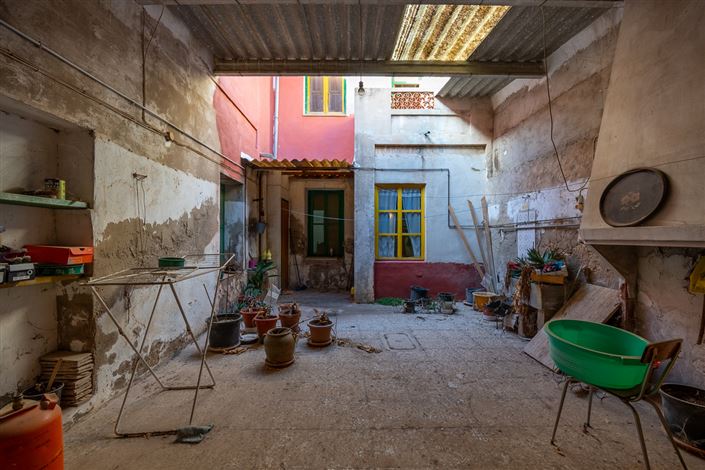 Image No.25-6 Bed Townhouse for sale