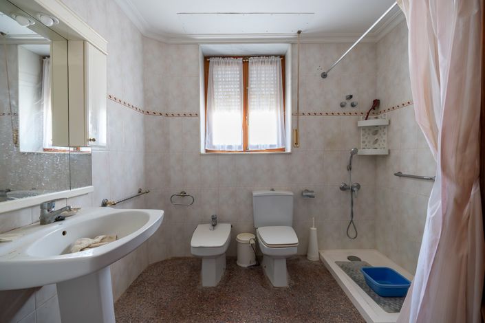 Image No.23-6 Bed Country House for sale