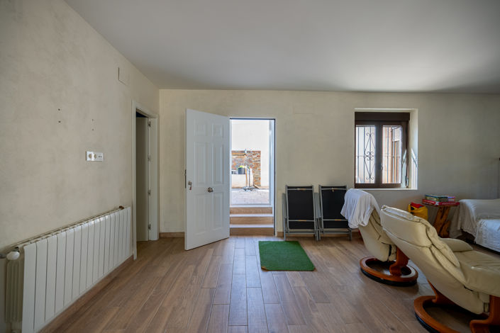 Image No.12-4 Bed Townhouse for sale