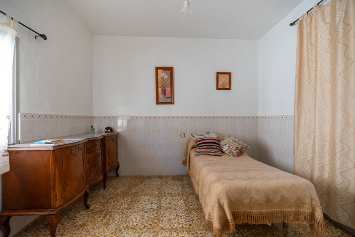 Image No.5-8 Bed Townhouse for sale