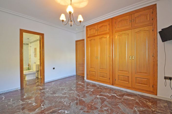 Image No.22-4 Bed Townhouse for sale