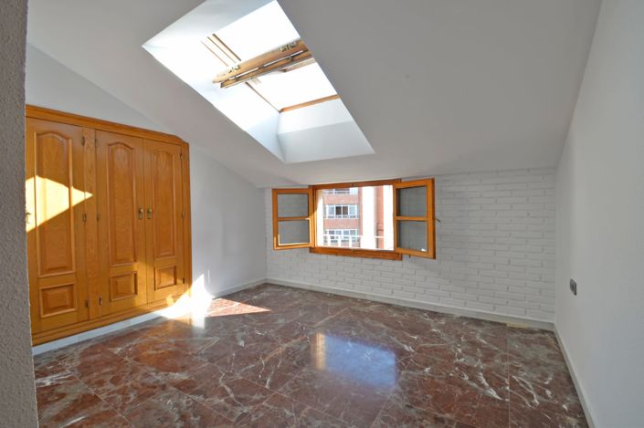 Image No.27-4 Bed Townhouse for sale