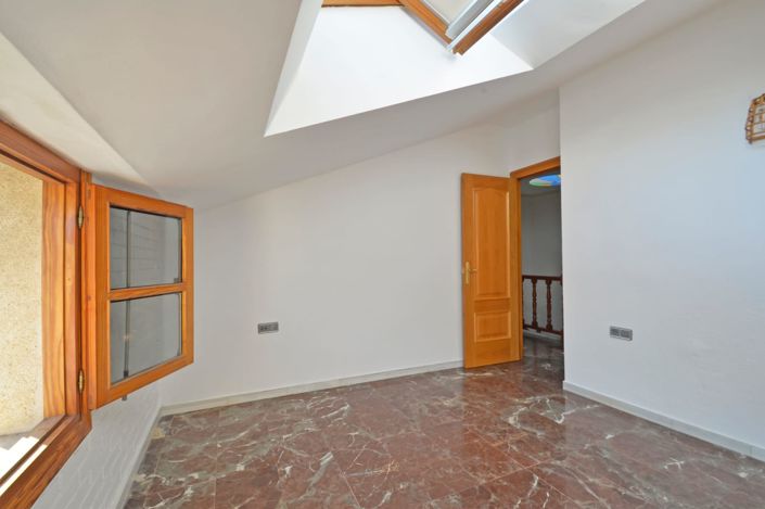 Image No.29-4 Bed Townhouse for sale