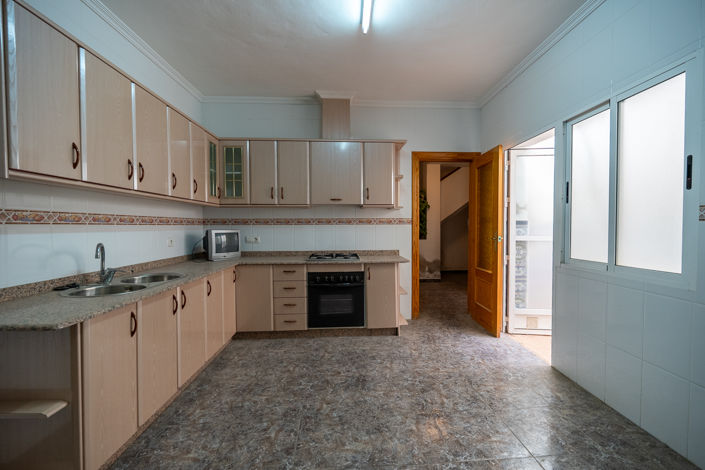 Image No.16-6 Bed Townhouse for sale