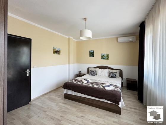 Image No.8-12 Bed House for sale