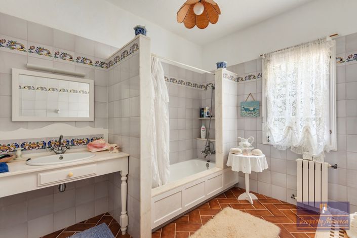 Image No.28-12 Bed Villa for sale