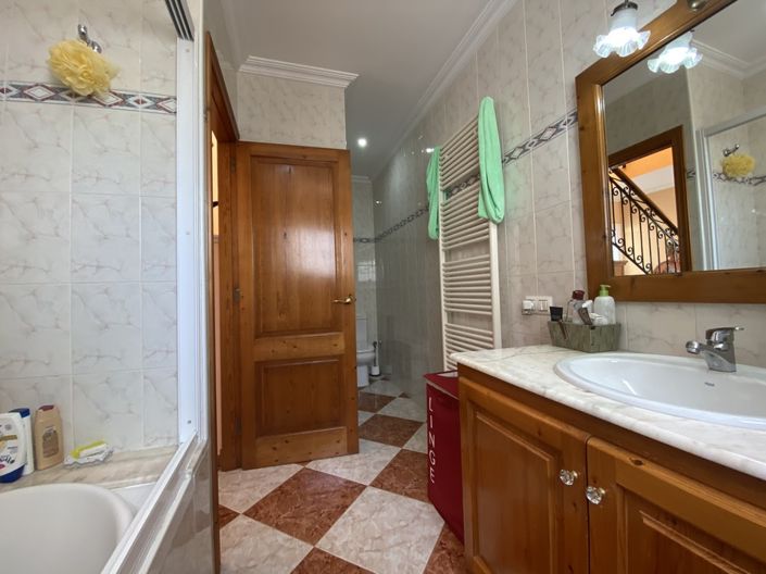 Image No.16-4 Bed Townhouse for sale