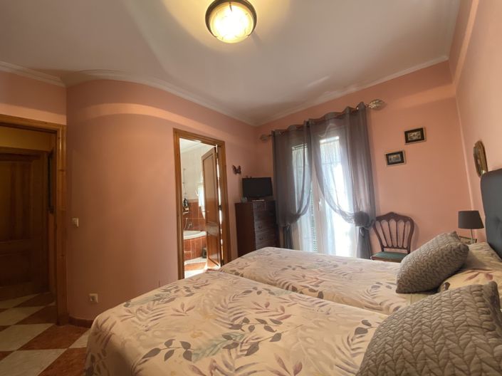 Image No.22-4 Bed Townhouse for sale