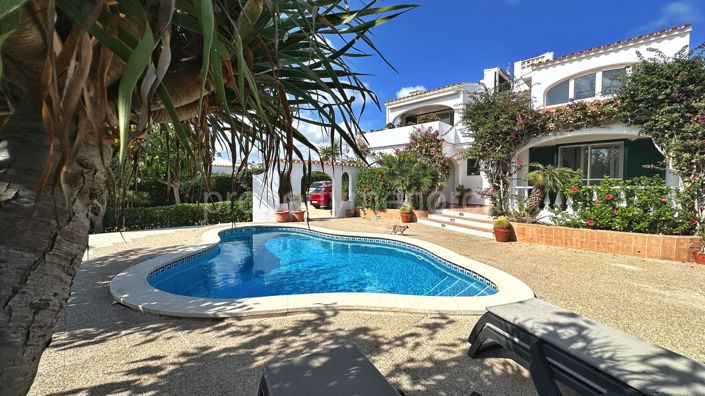 Image No.1-4 Bed Villa for sale