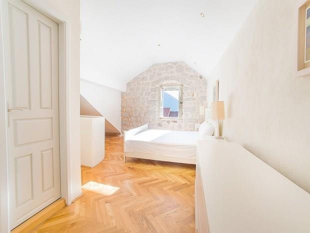 Image No.10-3 Bed House for sale