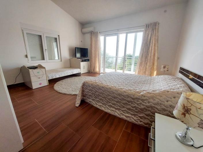 Image No.18-6 Bed House for sale