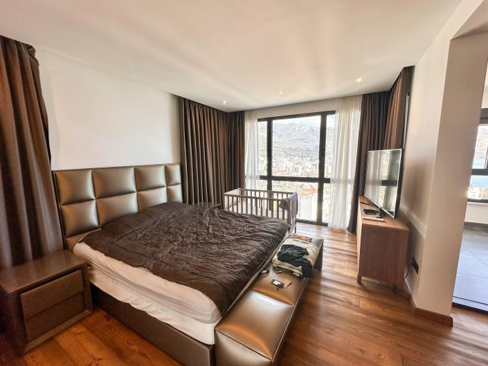 Image No.13-6 Bed Apartment for sale