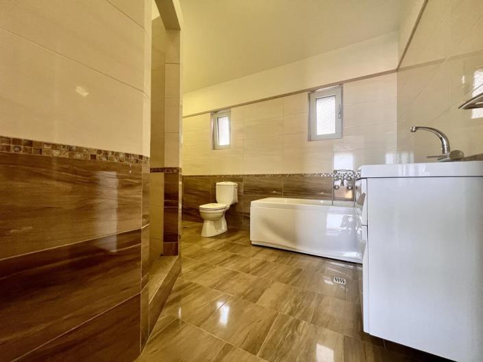 Image No.11-2 Bed House for sale