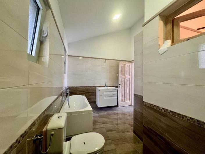 Image No.12-2 Bed House for sale