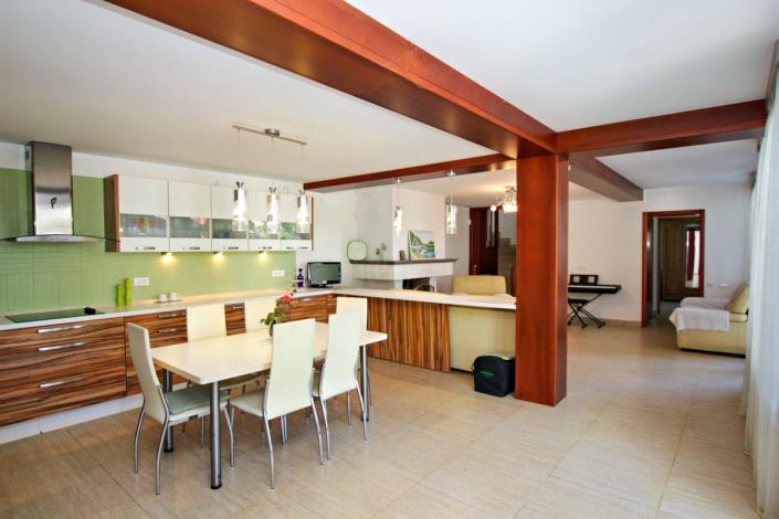 Image No.9-5 Bed House for sale