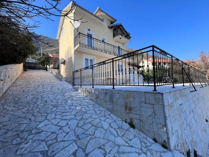 Image No.8-5 Bed House for sale