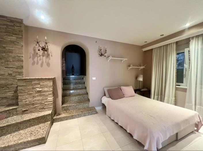 Image No.7-4 Bed House for sale