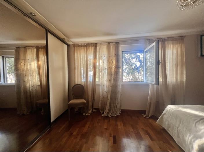 Image No.14-4 Bed House for sale