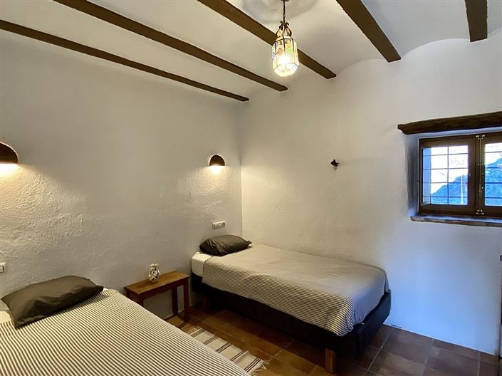 Image No.18-8 Bed Property for sale