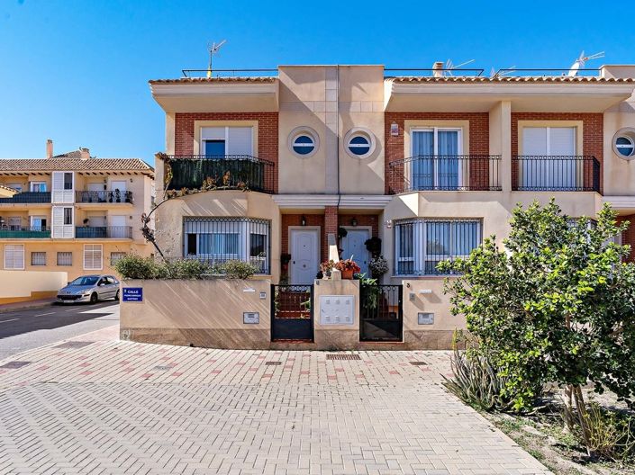 Image No.1-4 Bed Property for sale