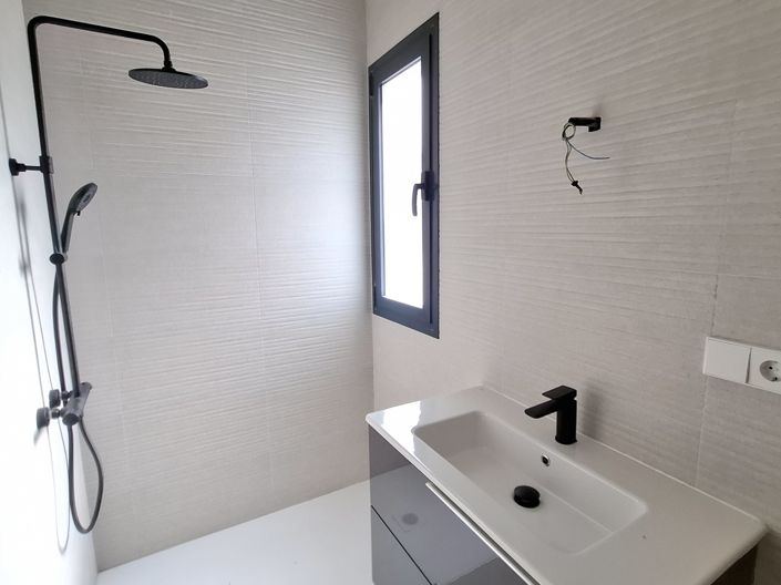 Image No.18-3 Bed Property for sale