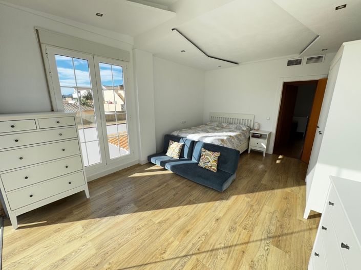 Image No.19-3 Bed Property for sale