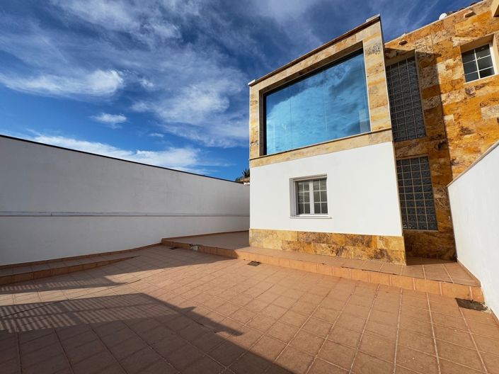 Image No.31-3 Bed Property for sale