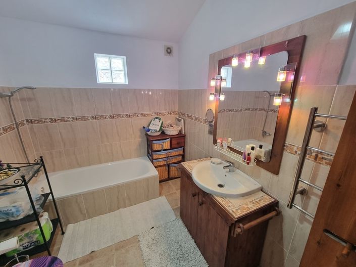 Image No.19-3 Bed Property for sale