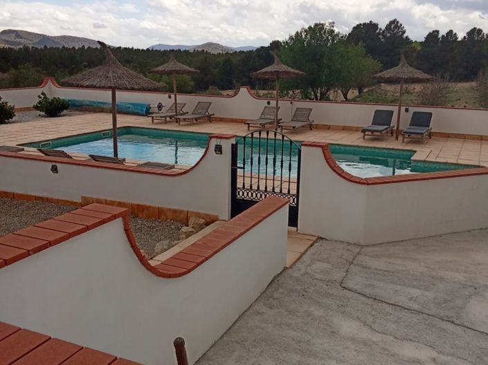 Image No.17-6 Bed Property for sale