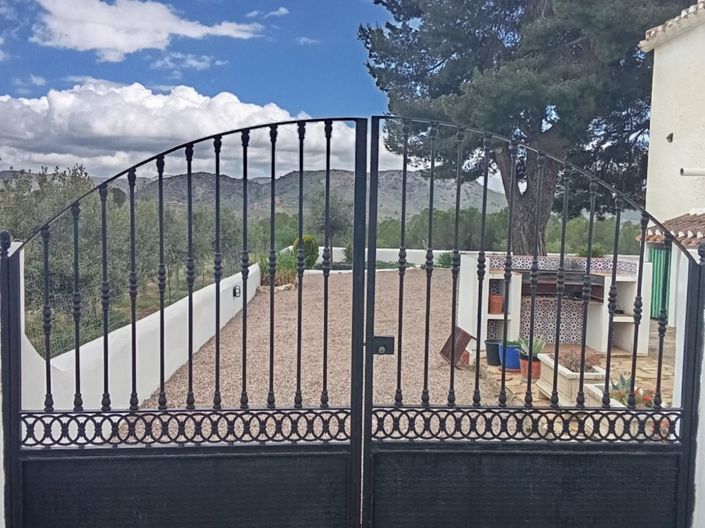 Image No.30-6 Bed Property for sale