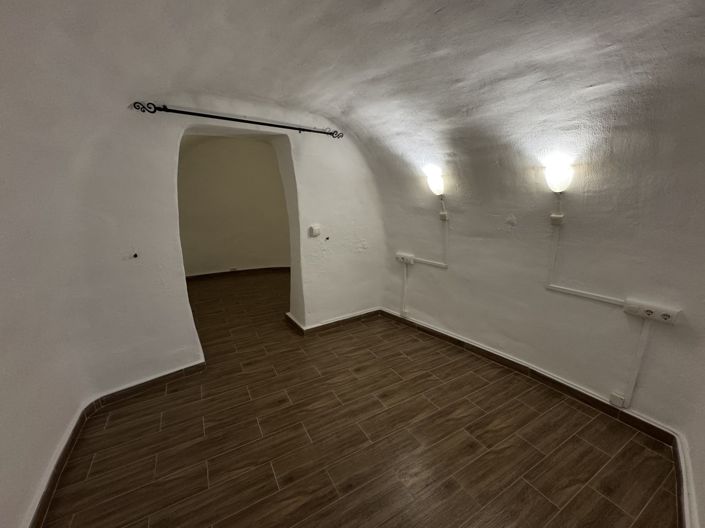 Image No.12-2 Bed House for sale