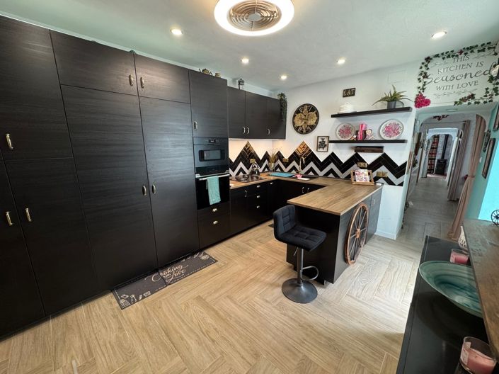 Image No.17-3 Bed Property for sale