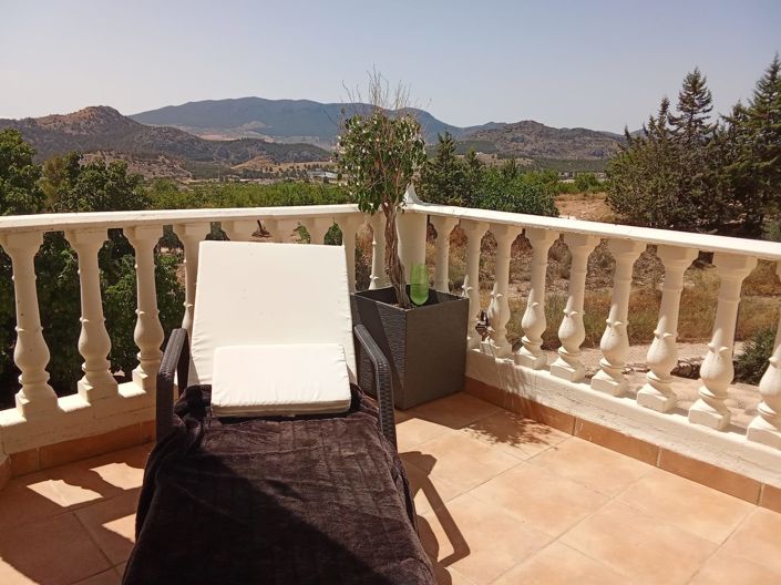 Image No.12-6 Bed Property for sale