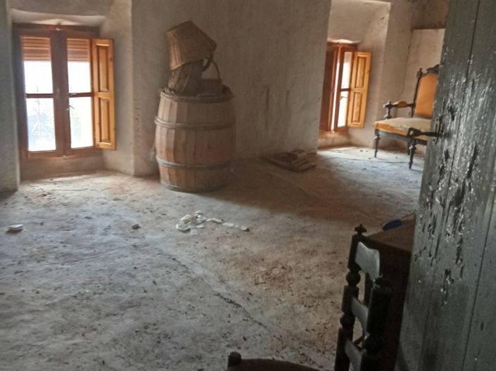 Image No.12-5 Bed Property for sale