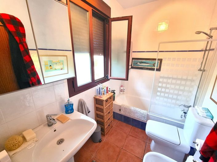 Image No.17-2 Bed Property for sale