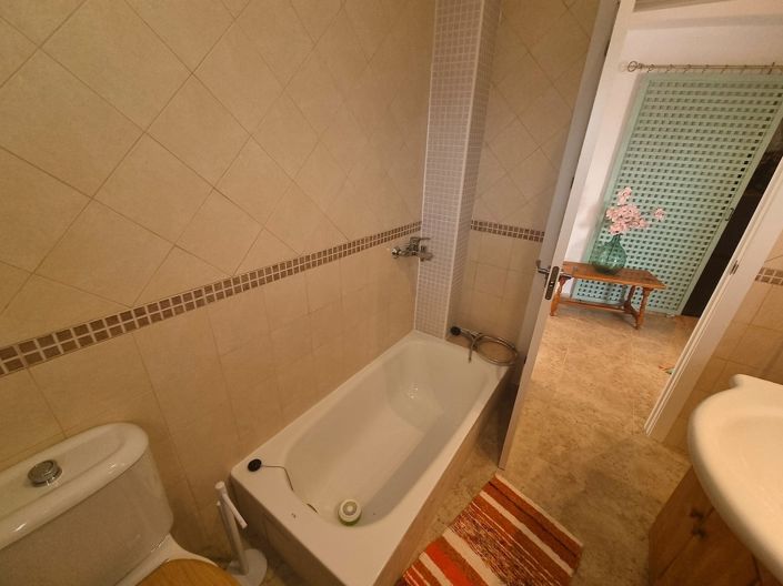 Image No.11-2 Bed Property for sale