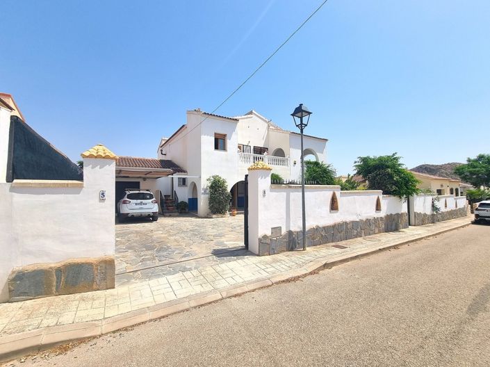 Image No.1-4 Bed Villa for sale