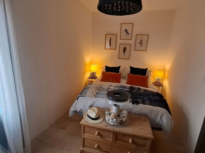 Image No.15-2 Bed Property for sale